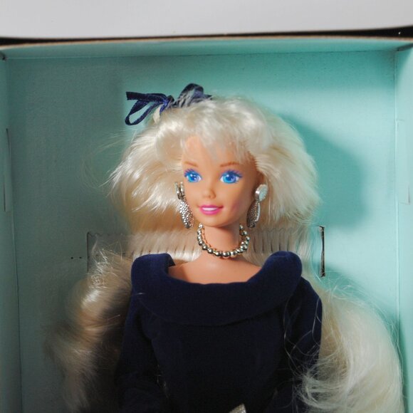 1995 Velvet Barbie Doll Mattel Winter #15571 Avon Exclusive First In Series - Picture 2 of 3